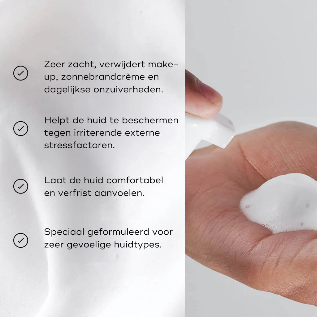 Medik8 Gentle Cleanse schiuma sulla mano con benefici