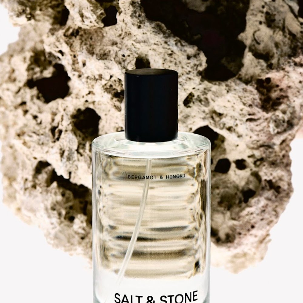 Salt & Stone Body Mist Bergamot & Hinoki 100ml flacon op koraalsteen