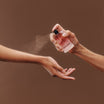 Salt & Stone Body Mist Black Rose & Oud 100ml spuiten op de pols